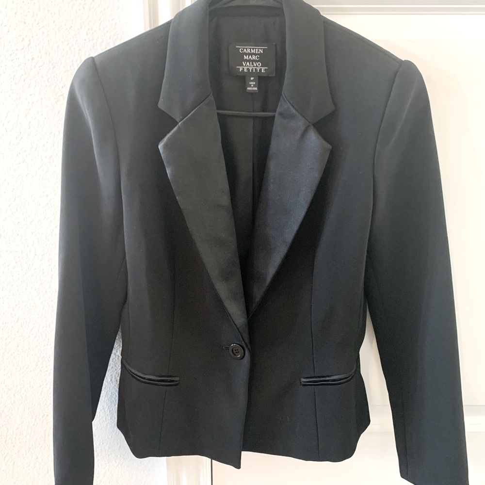 CARMEN MARC VALVO Black Tailored Single Button Tuxedo Jacket